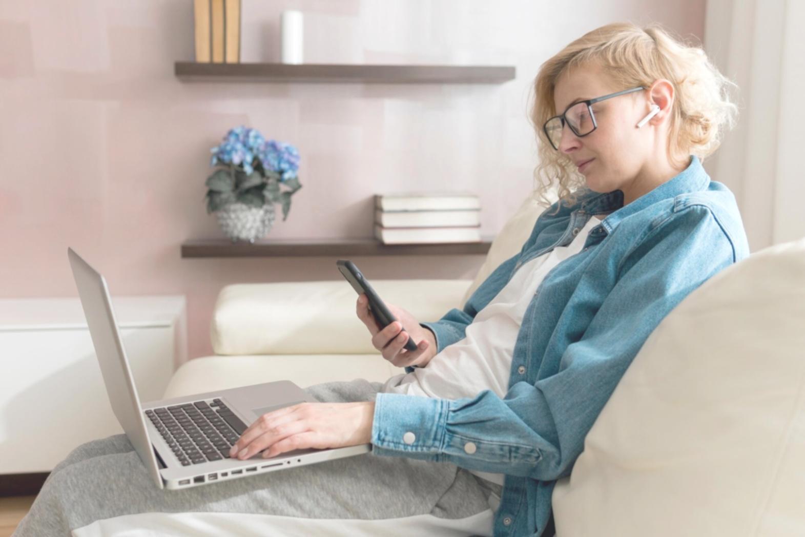 Profesyonel çekim ekibi stüdyoda kamera ve aydınlatma ekipmanları ile çalışırken