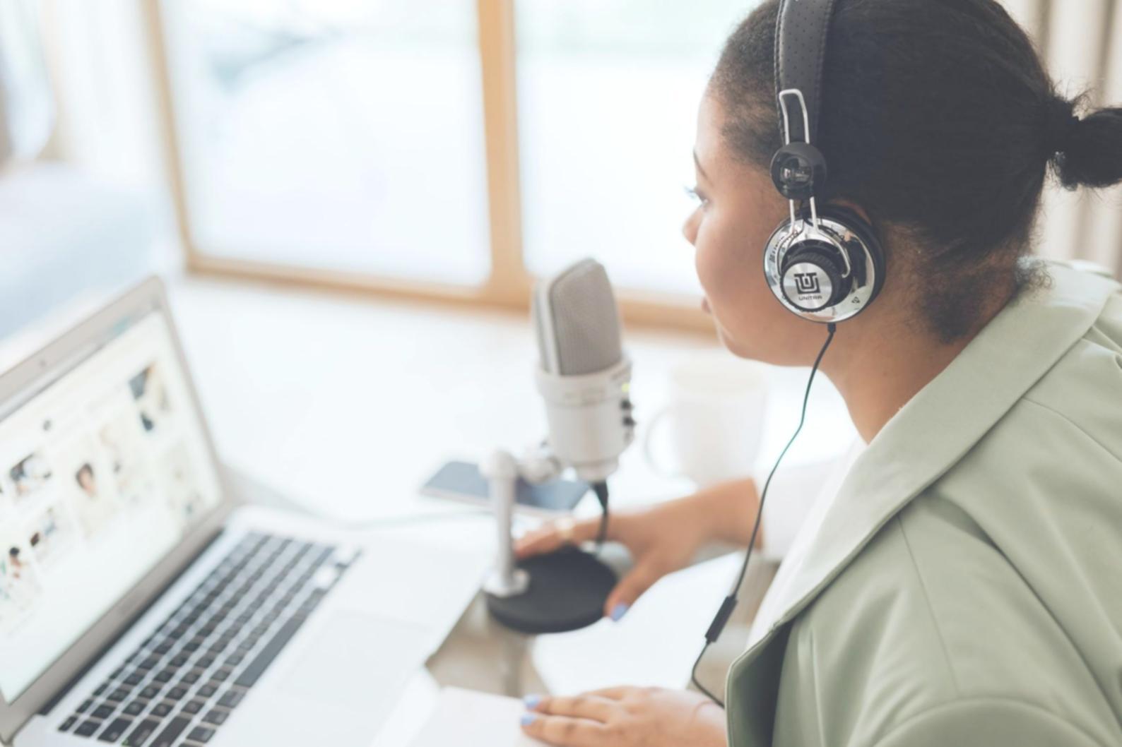 Profesyonel çekim ekipmanları ve stüdyo ortamında iş birliği